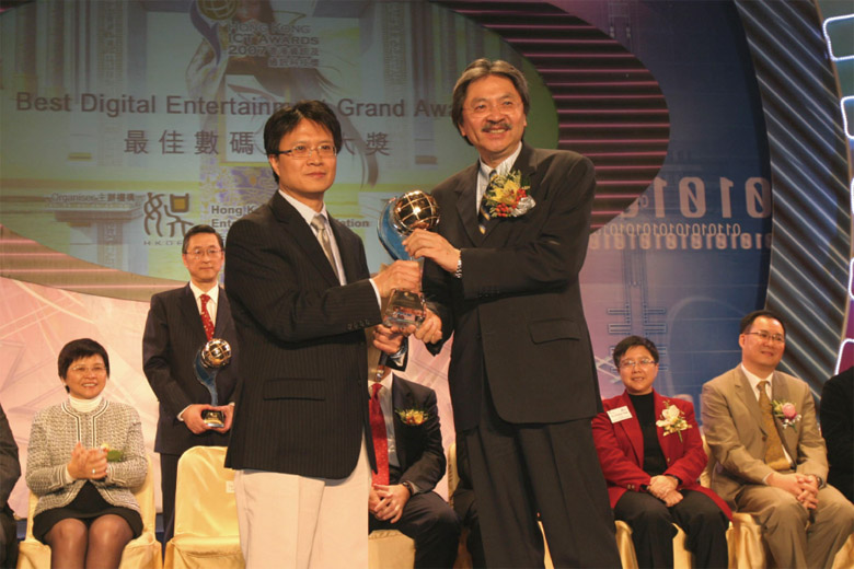 香港特别行政区财政司司长曾俊华（右）颁发最佳数码娱乐大奖予新法教育