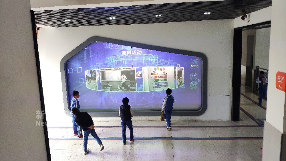 智慧互动展窗助力校园品牌建设，校园文化输出！