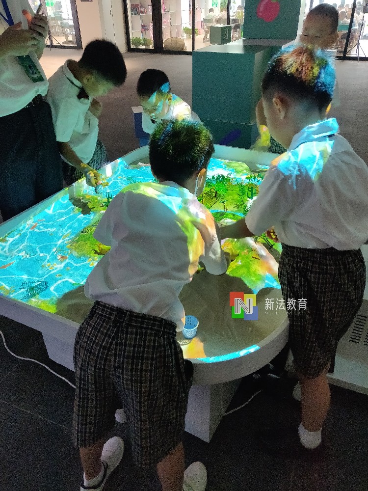 新法教育AR互动沙盘助校园心理辅导升级地理智慧教学！