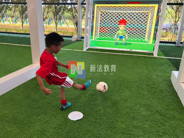 智慧体育课堂？幼儿园小学户外室内体育教学--新法教育互动足球教学
