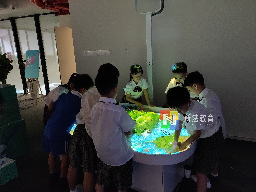 心理辅导变 “主动”！新法教育智慧教室方案AR沙盘砸球拳击宣泄升级教育！